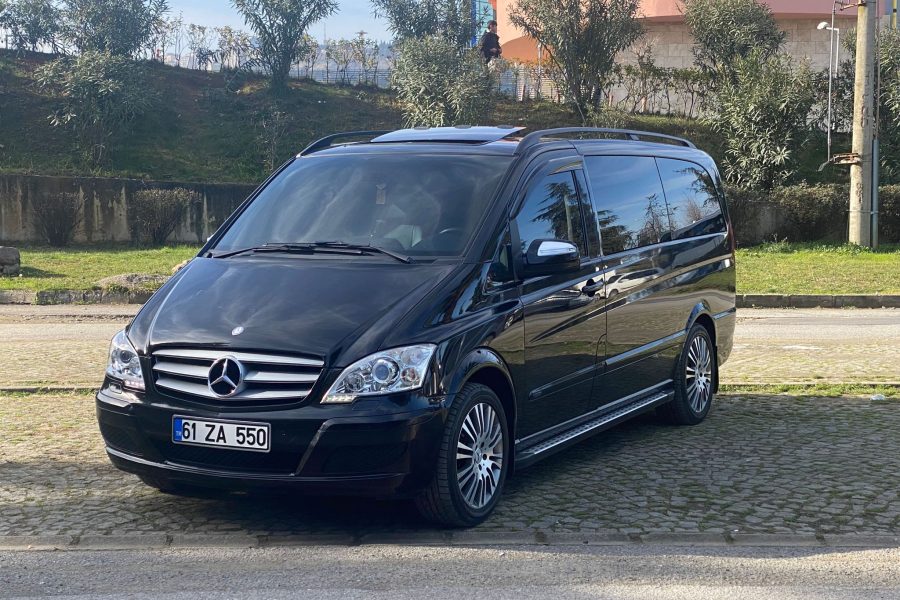MERCEDES VIANO (61 ZA 550)